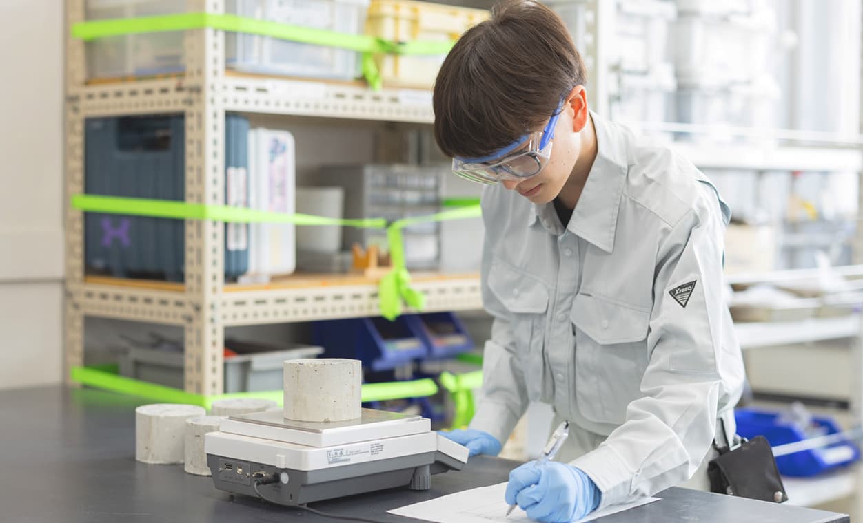 セメント・コンクリートの試験を行う／試験課